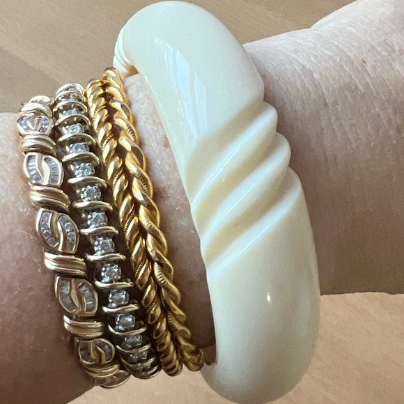 VINTAGE RETRO VANILLA CREAM CARVED CELLULOID PLASTIC WIDE THICK BANGLE BRACELET - Picture 5 of 16